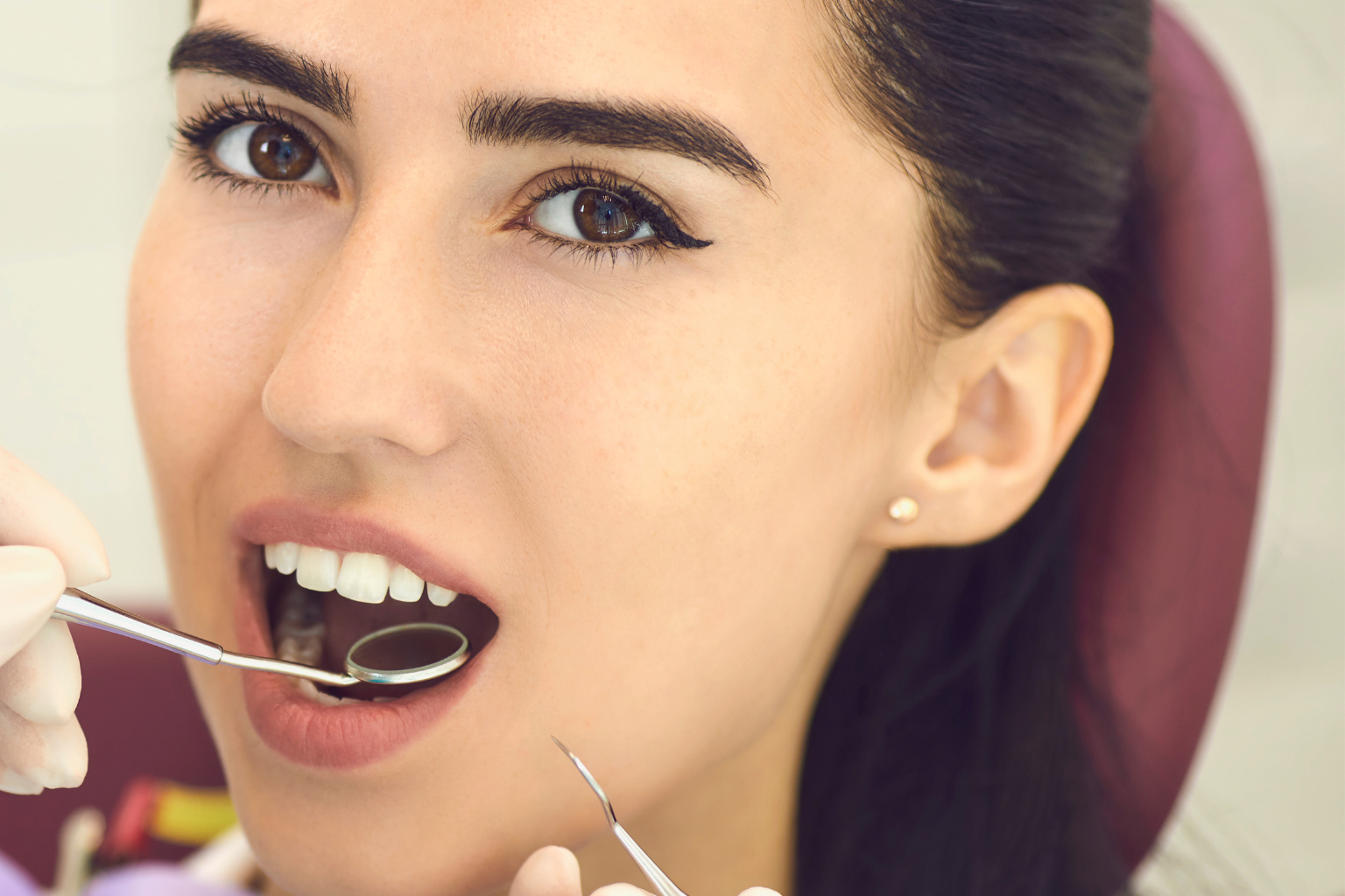 Antes e depois de reabilitação oral com implantes
